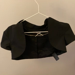 Bolero - Jättesnygg svart bolero 💓💓