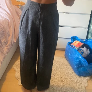 Gråa kostymbyxor  - Gråa kostymbyxor, vida.  Väldigt sköna och luftiga.  Bra kvalitet. 