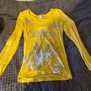 Billabong tröja - Jättefin gul vintage tröja från billabong, helt nytt skick o sitter jättefint på