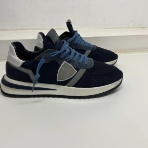 Philippe Model Sneakers - Säljer dessa sköna Philippe Model trainers i stl. 42, sparsamt använda och fint skick (se bilder!). Nypris 4500kr, mitt pris: 1699kr. Dustbag samt box medföljer! Hör av er vid funderingar eller fler bilder.