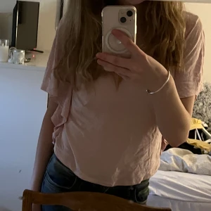 Tröja med längre ärm  - Ljusrosa tröja som har längre ärmar. Den glittrar lite och är i nyskick. Strö 122/128 men passar mig som vanligtvis har XS-S. Pris går att förhandla vid snabb affär💗