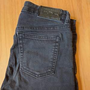Fina gråsvarta Monki jeans i stretchigt material och gott skick. Modell: Slim low waist.  Strl. W26 .   ☀️☀️ Stor garderobsrensning på gång, spana gärna in mina övriga annonser som dyker upp i dagarna så samfraktar jag! ☀️☀️