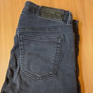 Fina gråsvarta Monki jeans i stretchigt material och gott skick. Modell: Slim low waist.  Strl. W26 .   ☀️☀️ Stor garderobsrensning på gång, spana gärna in mina övriga annonser som dyker upp i dagarna så samfraktar jag! ☀️☀️