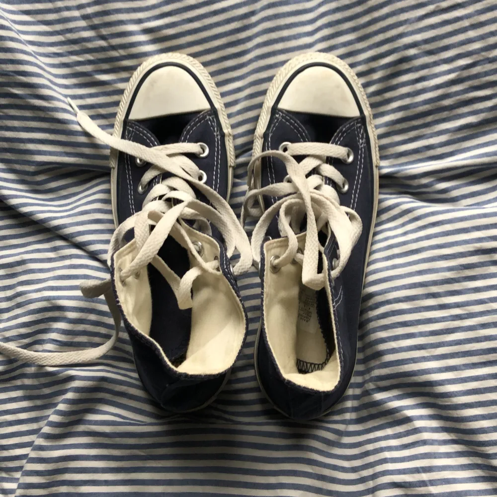 Snygga blåa converse! I (strl 36,5) ganska bra skick men är använda!💗. Kengät.