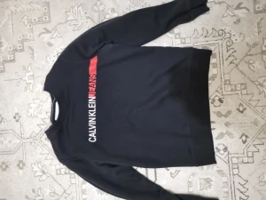 Calvin klein tröja - En skön calvin klein hoodie, rätt varm och passar bra för en sommar kväll. Ny pris 1400kr.