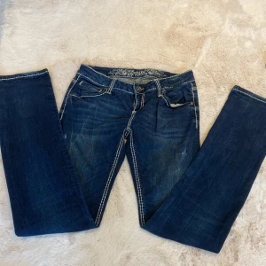Jeans - Lågmidjade, vintage jeans från Sellpy i nyskick. Storlek 28, längd 34. Säljer då dom var för långa för mig. Midjemått rakt över: 38. Innerbenslängd: 83