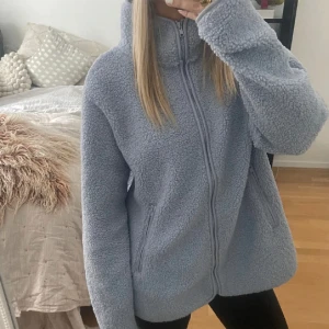Blå fleece - Super söt blå fleece perfekt nu till våren, xs-m🙌🤩🤩💕