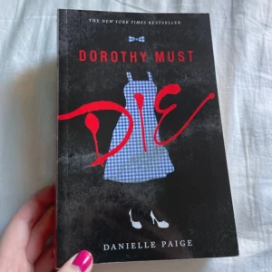 Dorothy must die - Bok på engelska av Danielle Paige. Läst men bra skick!