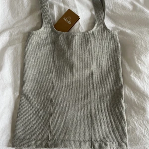 Aimin linne  - Helt oanvänd med lapp kvar. Modellen heter Luxe seamless singlet, Strl Xs