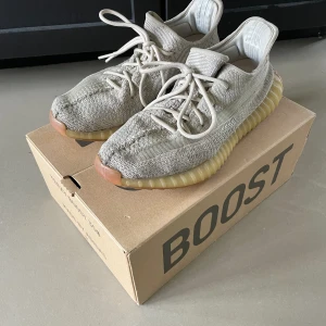 Yeezy 350 ”Citrin” - Yeezy citrin i bra skick, sulorna är knappt använda då det funnits andra sulor i skorna under majoriteten av användandet  Köpte skorna av soleplus vilka i sin tur hade beställt de från JD (se följesed) Känn dig varmt välkommen med att ställa frågor! 