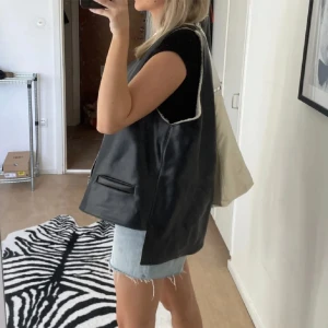 Läderväst  - Väst i äkta läder köpt second hand. Använd fåtal gånger🌺