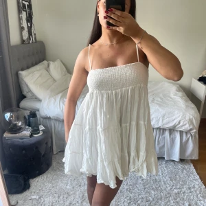 Studentklänning - Vit klänning från ZARA, använd  1 gång! Perfekt till student eller skolavslutning