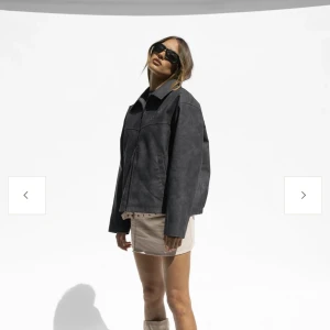 skinnjacka - Vegan leather jacket storlek S. Aldrig använd, har bara hängt i garderoben.  - Zip up vegan leather jacket  - Relaxed fit with dropped shoulder  - Side seam pockets  - Washed black color 