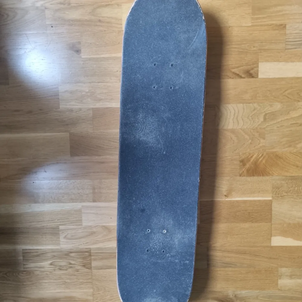 Skateboard köpt från Hollywood/Junkyard på Norrlandsgatan. Haft den i 2 år men skatea sällan dock några repor på sig. Köpte den för 2000kr.. Övrigt.