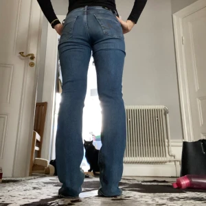 Lågmidjade jeans -  Säljer mina ltb jeans som är i modellen Valerie och är i toppen skick! Tyvärr är de lite slitna längst ner men de är ingen man ser eller tänker på. Nypris 830kr Midjemått: 38,5cm Innerbenslängden: 83cm  (ser smala ut men de är ej de i verkligheten)