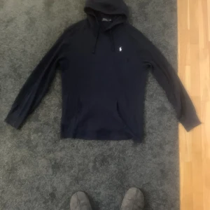 RL hoodie mörk blå - Sick 8/10 fläckarna är min spräckta kamera inte tröjan. Skickar fler bilder vid intresse!