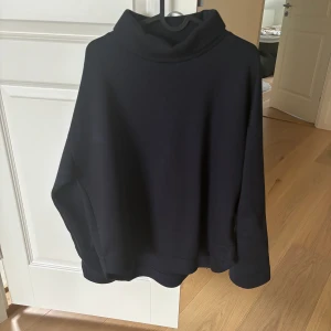Marinblå tröja - En marinblå tröja med liten krage från Weekday, i stl XS. Endast använd ett fåtal gånger 💘