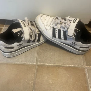 Adidas forum shoes - Säljer dessa skor skick 7/10.priset kan diskuteras vid snabb affär