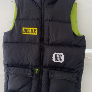 ODZ väst - ODZ x Deluxe väst. Signerad och aldrig använd! Storlek large.