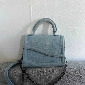 Väska från Zara - denim väska aldrig använd köpt förra sommaren. Köparen står för frakt