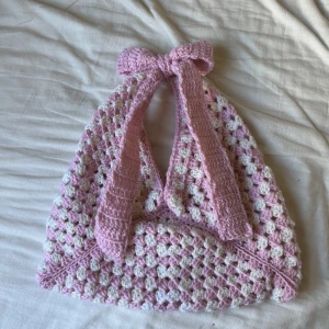 Virkad väska - Egentillverkad virkad väska i vitt/rosa garn med rosa rosett. Se bild 2 för hur den ser ut på