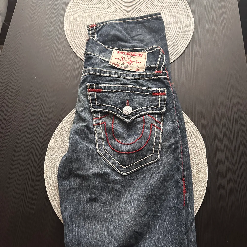 ❗️Fetaste trueysarna❗️blåa trueys med röd/vit stitch i modellen ”straight”. Stackar snyygt, baggy fit  Kom dm för frågor och funderingar 🙏🏽. Jeans & Byxor.