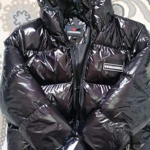 dsquared2 puffer jacket helt ny , de va stor på mig! Men tyvärr kvittot är borttagen 