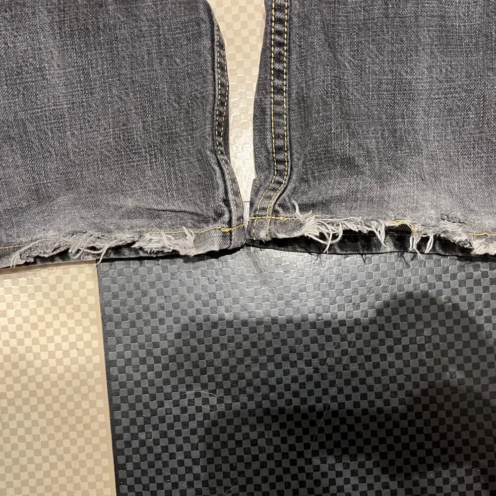 Grå jeans från Lee, några slitningar längst ner på benen. Några vita fläckar vid höger bakficka. W:32 L:34.. Jeans & Byxor.