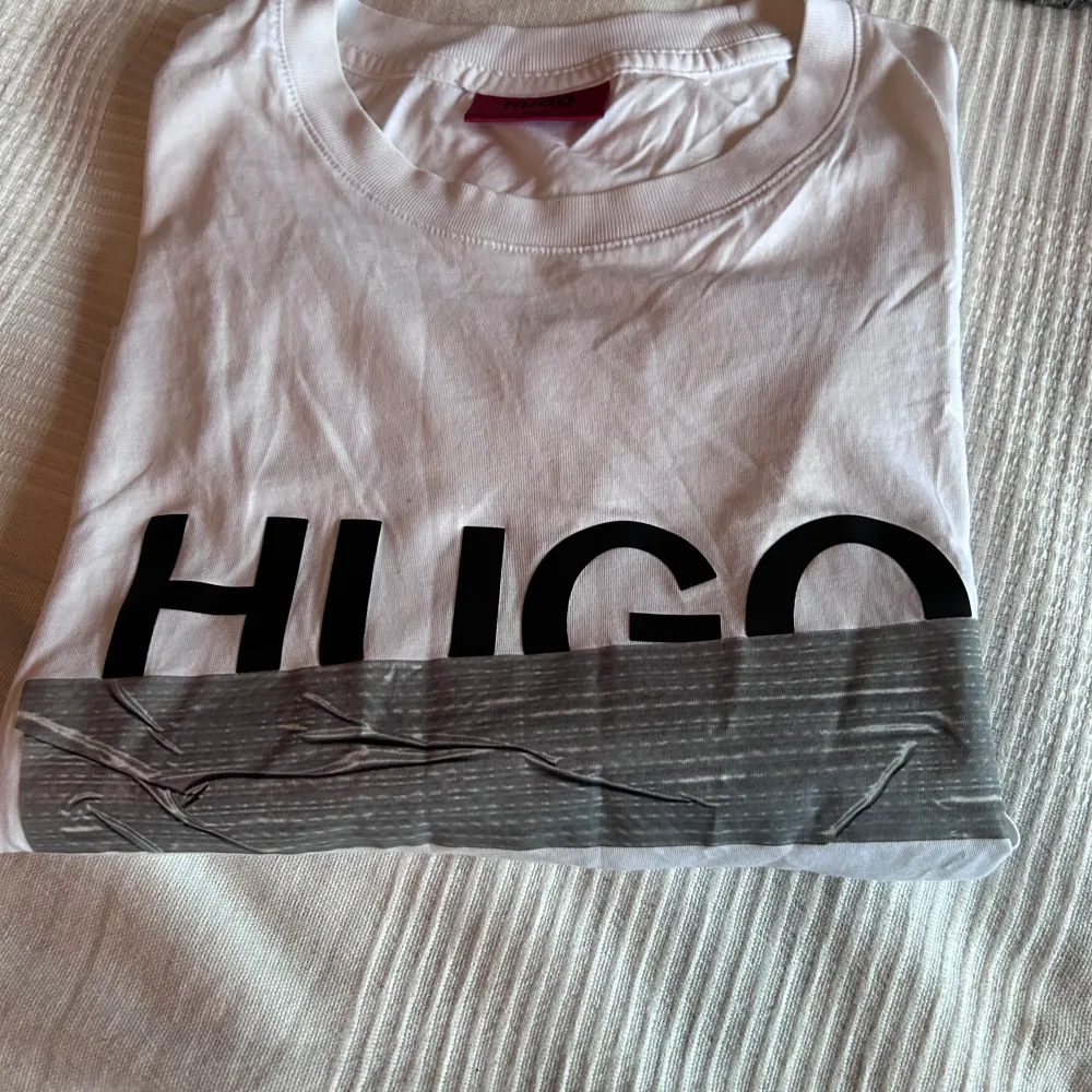 Vit t-shirt från Hugo. Stort tryck på bröstet, crewneck, 100% bomull.  St M . T-shirts.