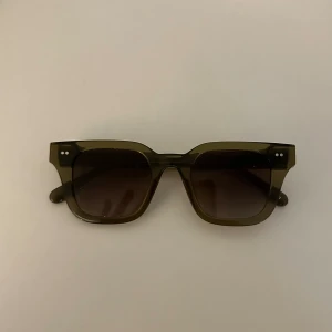 Chimi solglasögon 04 - Säljer dessa solglasögonen i chimis 04 modell med grön ram, superfina och i bra skick men använder flera par och dessa kommer därför mer sällan till användning 