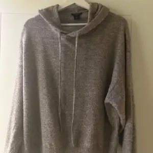 Säljer denn jättemjuka hoodie från Lindex. Lite nopprig (se bild 2) men annars fint skick.💕💕pris går att diskutera 