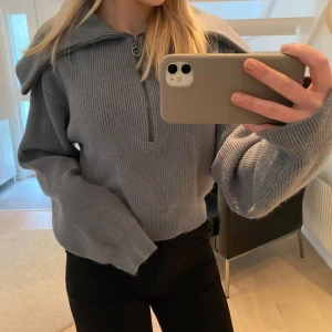 Tröja - Denna superfina tröja i en grå/blå/grön färg med zip. Lite kroppad. Över en tröja en sommarkväll eller till hösten. I nyskick! Från NA-KD. Storlek xs ✨😍