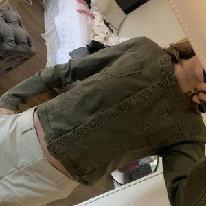 Snygg jacka!  - Snygg jacka med knappar som stägning och glittriga små små nitar! 