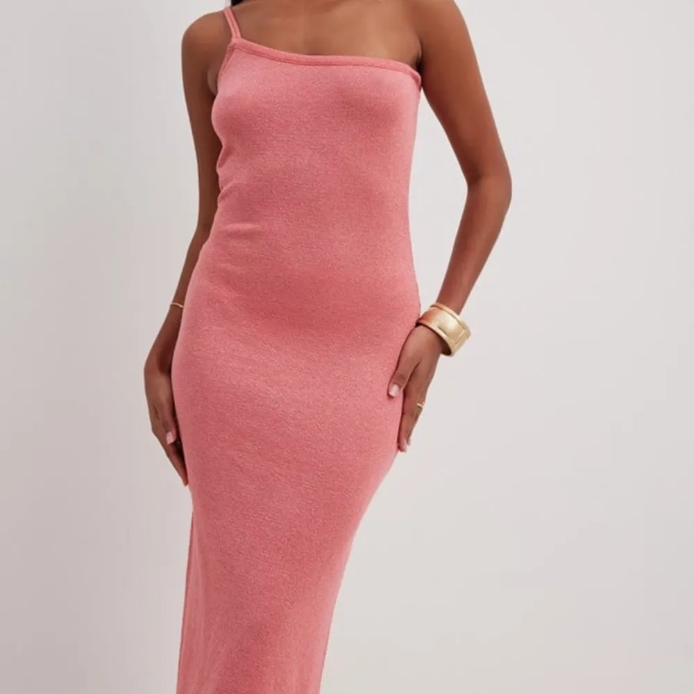 Jättefin rosa lite glittrig klänning från NA-KD. Oanvänd och storlek Xs men passar s med. Säljer för 299kr+frakt. Klänningar.