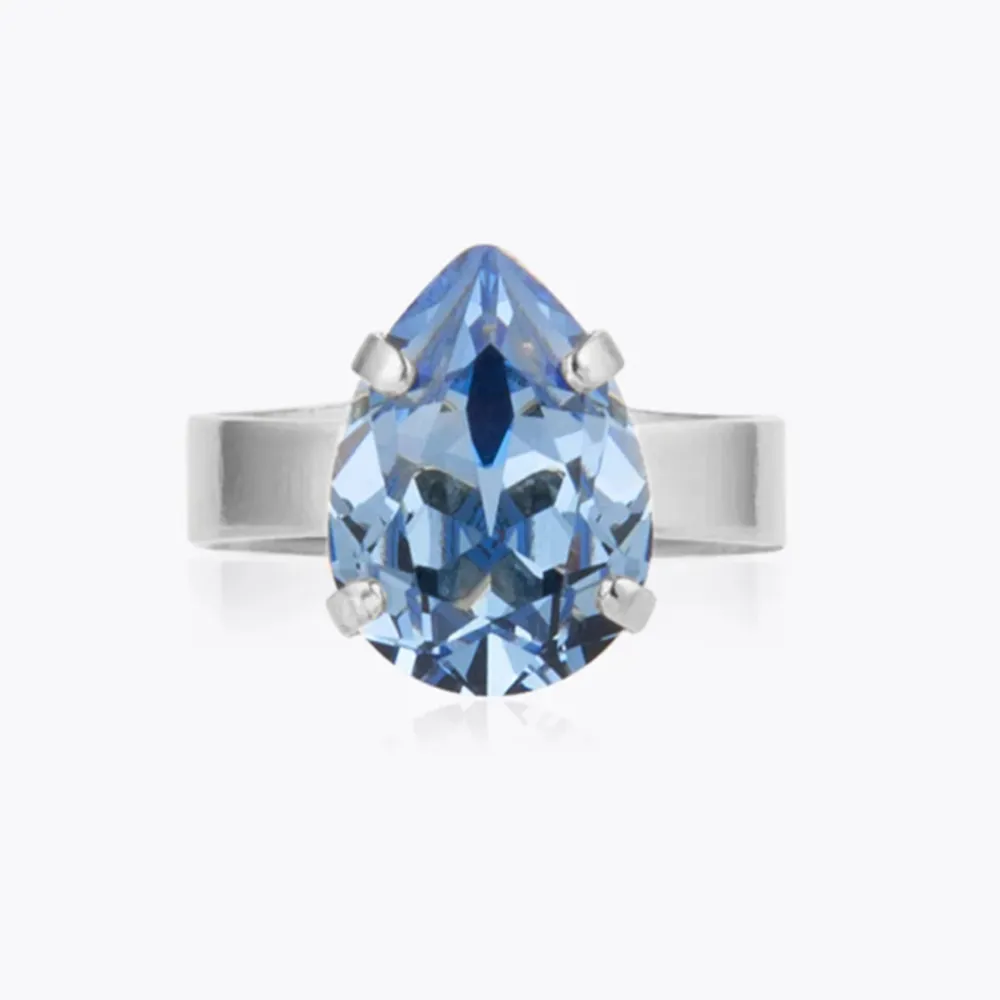Säljer en Helt ny blå Caroline Svedbom justerbar ring. Den är oöppnad och kvar i sin förpackning.  På andra bilden har jag på mig en likadan. Köpt för 595 kr, och jag säljer för 349 kr.. Accessoarer.