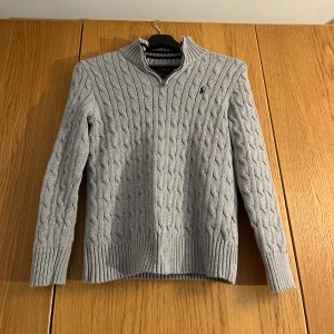 Ralph lauren zip - Svin fet raulph lauren Cabel half zip| skick:9/10 nästan som ny✅| perfekt till sommaren🤩| lite mindre i storleken😁(barnstorlek)