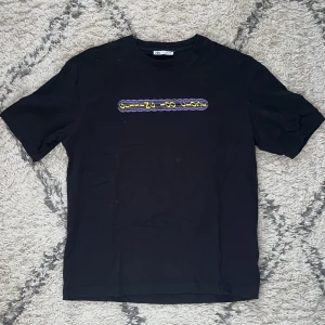 Zara t-shirt med backprint - Zara t-shirt med backprint helt ny.