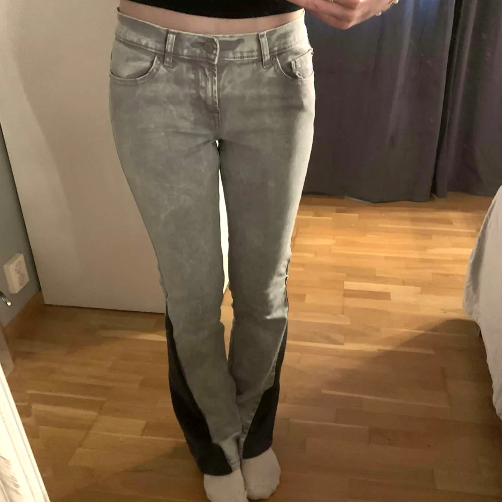 Ett par supersnygga gråa jeans 😍 De har en bootcut form med en svart kil som även matchar med bakfickorna💞 Storlek W27, bra skick 🥰(Lånade bilder) . Jeans & Byxor.