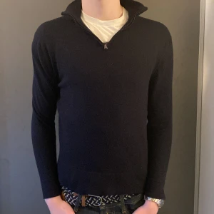 Blå Halfzip - Säljer nu denna asfeta These Glory Days halvzip i ett gott skick! Tröjan är i 100% merinoull! Storleken är XL men har krympt en del så passar XS/S. Nypris 1099kr❌ säljer nu för endast 199kr✅ Hör av dig vid minsta lilla fundering 😊😊