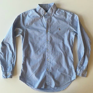 Blå vit randig Ralph lauren skjorta  - Blå vit randig Ralph lauren skjorta i bra skick. Slim fit/ strl S. Perfekt för våren och sommaren