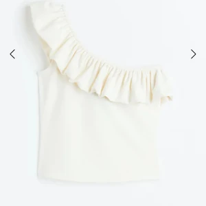 Hm topp - Fin hm topp som tyvärr inte kommer till användning. Den är i storlek L men är väldigt liten i storleken, passar mig som vanligtvis har Small. Köpt för 150kr