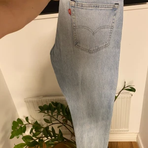 Levis jeans - Nästintill aldrig använda, väldigt fin färg, straight fit 