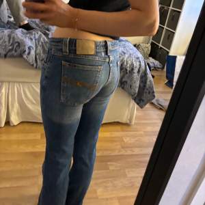 Säljer mina as snygga jeans från Nudie jeans, dom är lågmidjade och bootcut😊 Dom är lite långa på mig och jag är 163cm🫶ny pris 1600kr💓 pris går att diskutera 