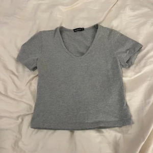 T shirt med V neck - Croppad tight t shirt med V neck, storlek S/ liten M.