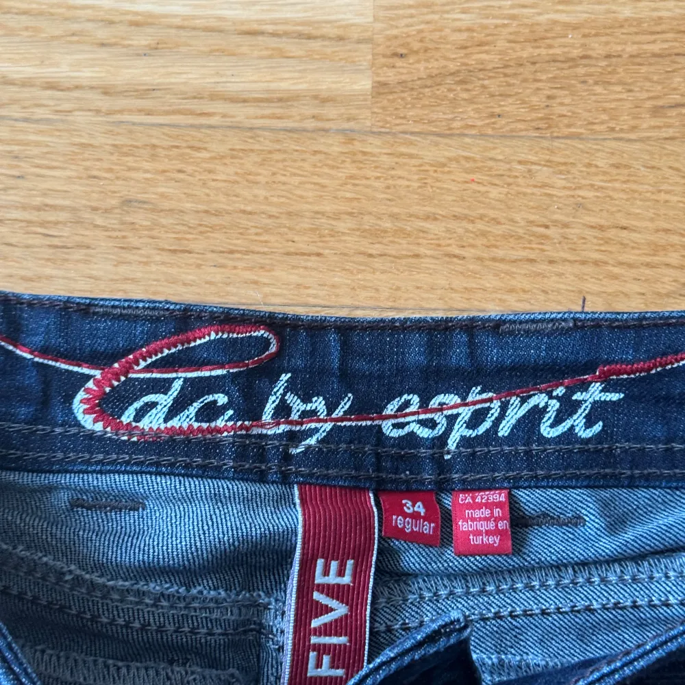 Säljer dessa low waist jeans ifrån ”EEC by espirit som är i färgen mörkblå!. Jeans & Byxor.