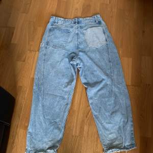 Försöker uppdatera min garderob så jag säljer dessa ljusblåa baggy jeans. En av fickorna på baksidan är ljusare än resten av byxan, det är typ de som gör byxorna lite unika. Midjan är 30. 