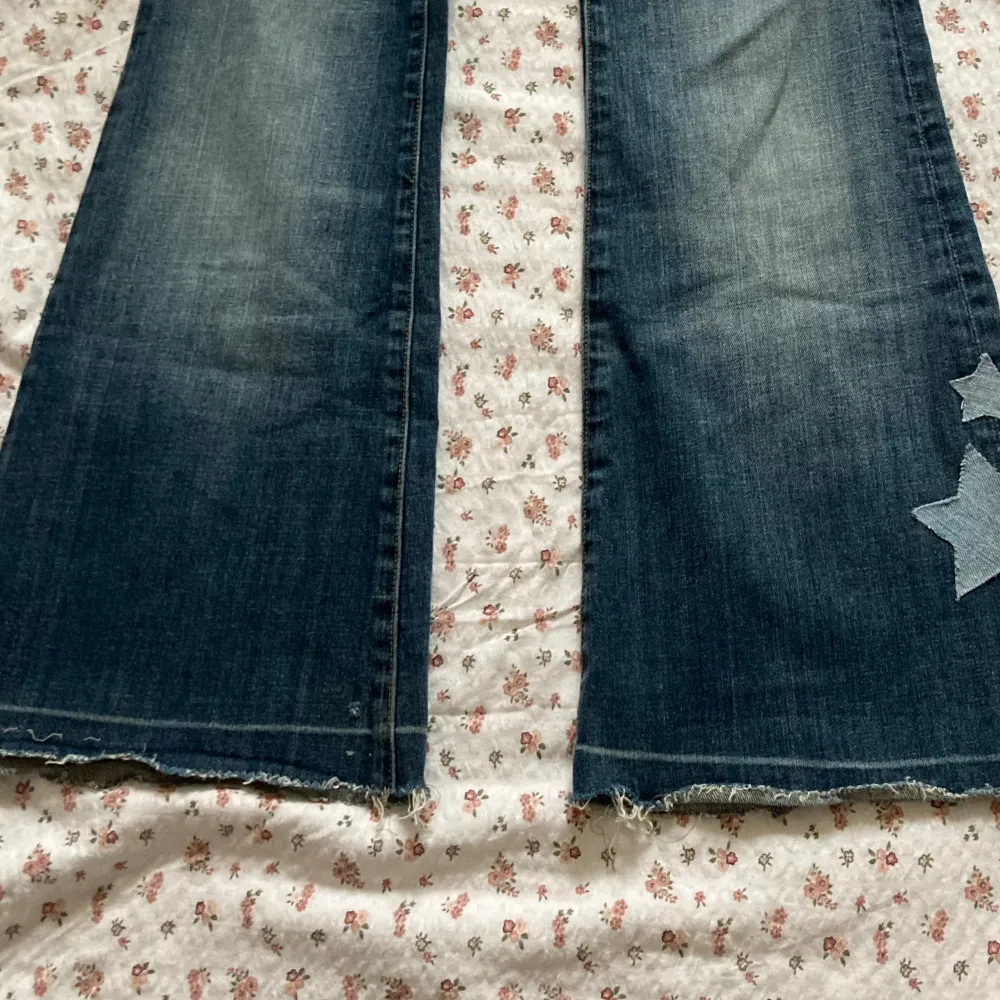 Ett par ascoola crocker jeans med stjärnor!⭐️ Midjemåttet är ca 71cm och innerbenslängden är ca 70cm✨ Dom är köpta här på plick men tyvärr var de för korta på mig , därför aldrig använda av mig. Köpta för 250kr🫶. Farkut & Housut.