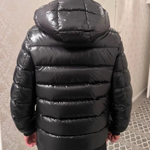 Moncler cuvilier down jacket - Skick 9/10 har bara andvänds 2-3 gånger vill sälja den pga jag inte gillar hur den sitter på mig storlek 2-m