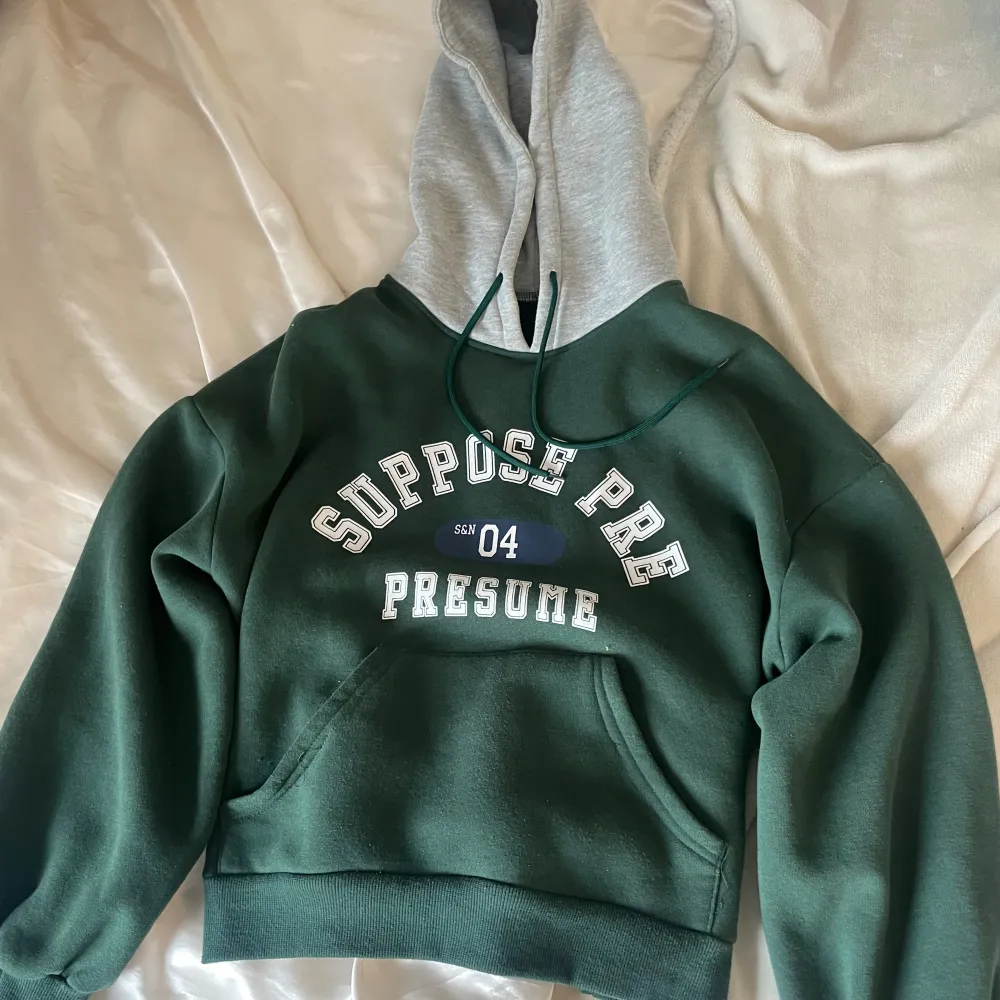 Grön oversized hoodie från shein. Säljer då den inte används. Köparen står för frakten och pris kan diskuteras. Står ingen storlek i den men tror att den är Xs och oversized . Hoodies.
