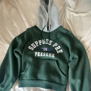 Grön oversized hoodie från shein. Säljer då den inte används. Köparen står för frakten och pris kan diskuteras. Står ingen storlek i den men tror att den är Xs och oversized 